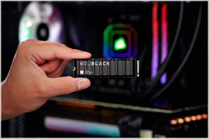 WD Black SSD'yi tutan el.