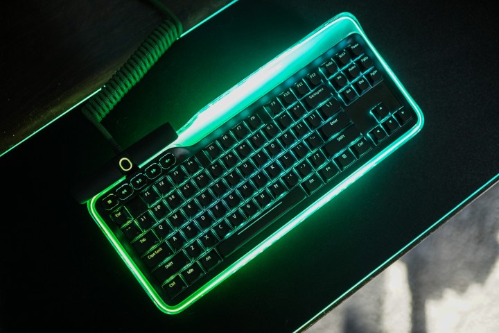 Hyte Keeb TKL klavyenin üst kısmı.