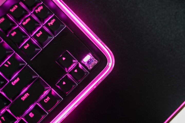 Hyte Keeb TKL klavyesini açar.
