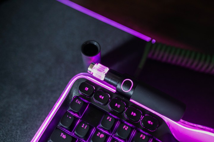 Hyte Keeb TKL klavyesindeki silindirler.