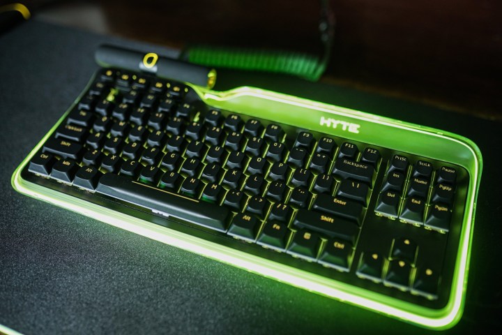 Hyte Keeb TKL klavyesi masanın üzerinde duruyor.