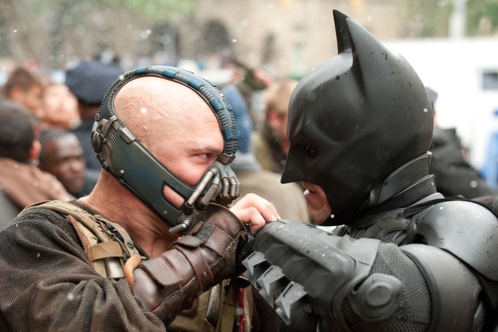 Bane ve Batman, The Dark Knight Rises'ta birbirlerine bakıyorlar.