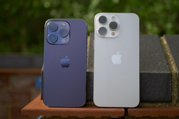 Apple iPhone 15 Pro Max ve iPhone 14 Pro'nun arkadan görünümü.