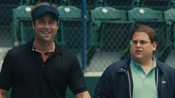 Brad Pitt ve Jonah Hill, Moneyball'daki beyzbol stadyumunda.