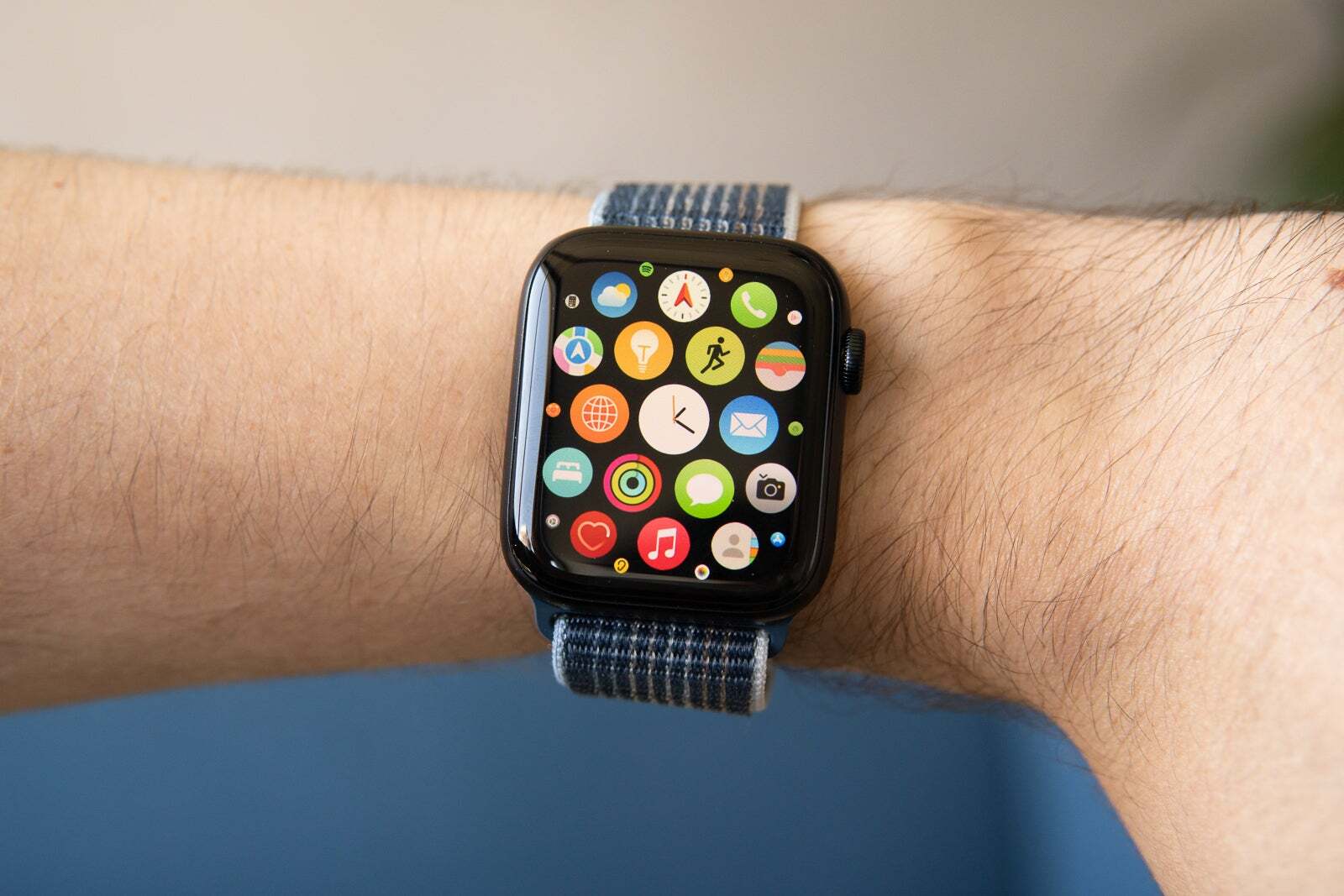 Apple Watch takan bir kişinin kolunun fotoğrafı