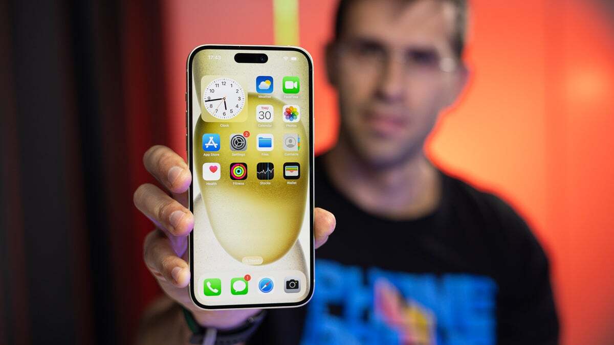 iPhone 15 Plus bakması keyifli bir cihaz, ancak bazı insanlar öyle düşünmüyor. | Resim kredisi – PhoneArena - Dikkat: Apple'ın kötü sürprizi bir sonraki iPhone SE'yi atlamanıza neden olabilir