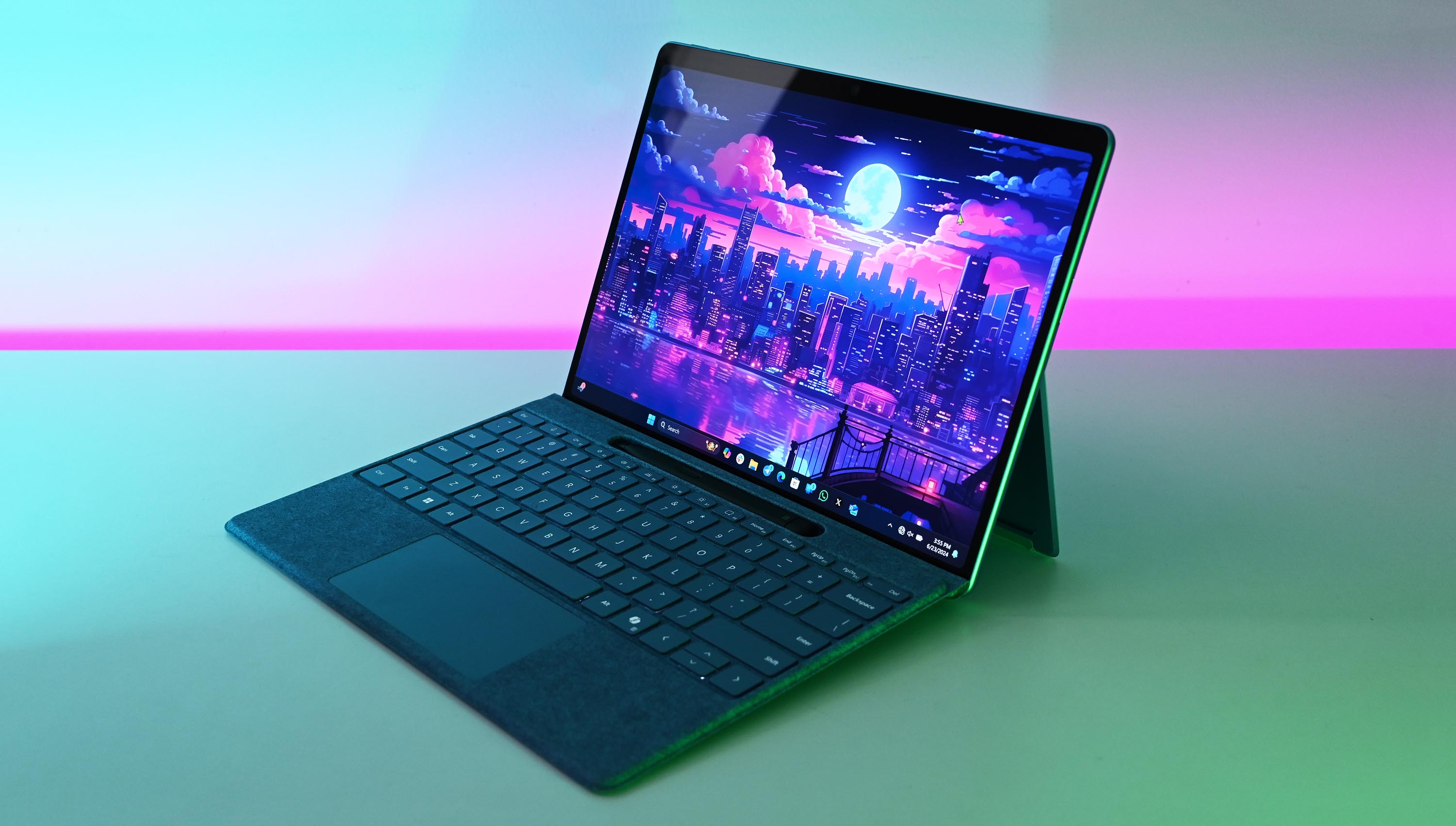 Microsoft Surface Pro 11, bir klavyeyle eşleştirilmiş Qualcomm Snapdragon X Elite işlemci tarafından desteklenmektedir.