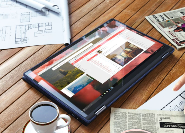 Tablet modunda bir masanın üzerinde duran bir Lenovo Yoga 6.