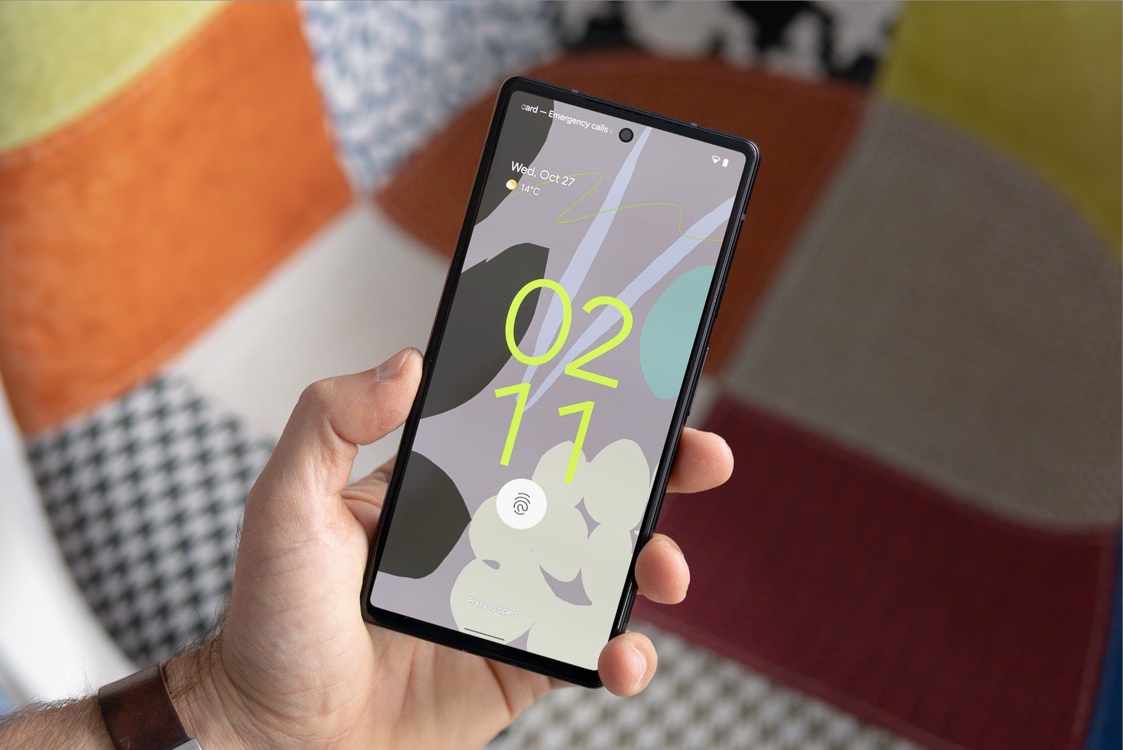Google Pixel telefonunun tutulduğu bir görüntü
