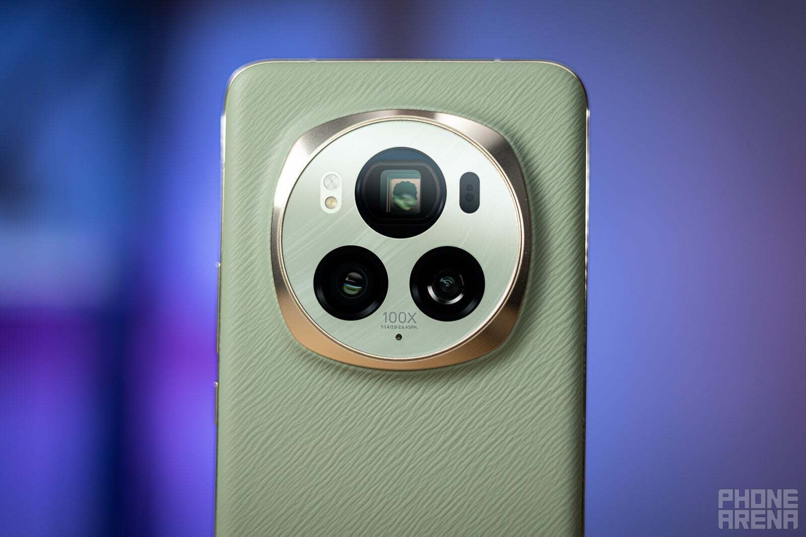 Honor Magic 6 Pro, arka kamerasını öne çıkaran yeşil renkte.