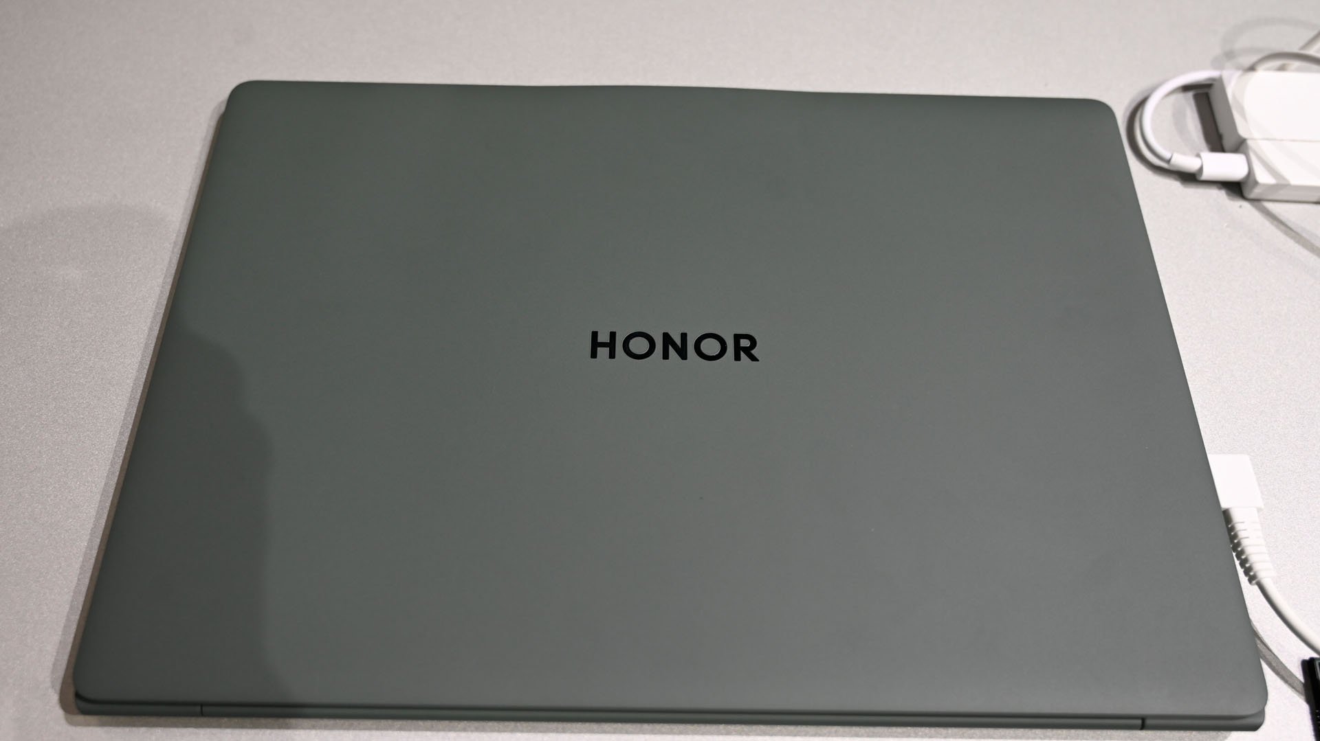 Honor MagicBook Art 14'ün üstten görüntüsü