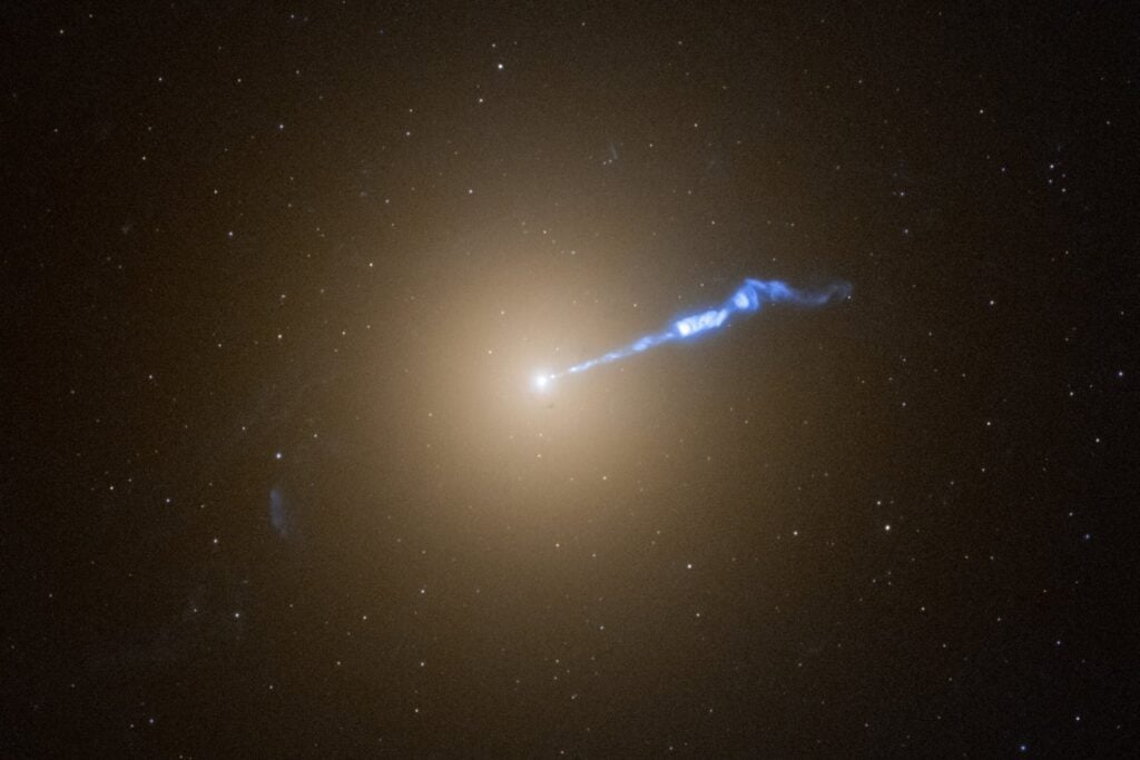 M87'den fışkıran plazma jetinin Hubble Uzay Teleskobu görüntüsü.