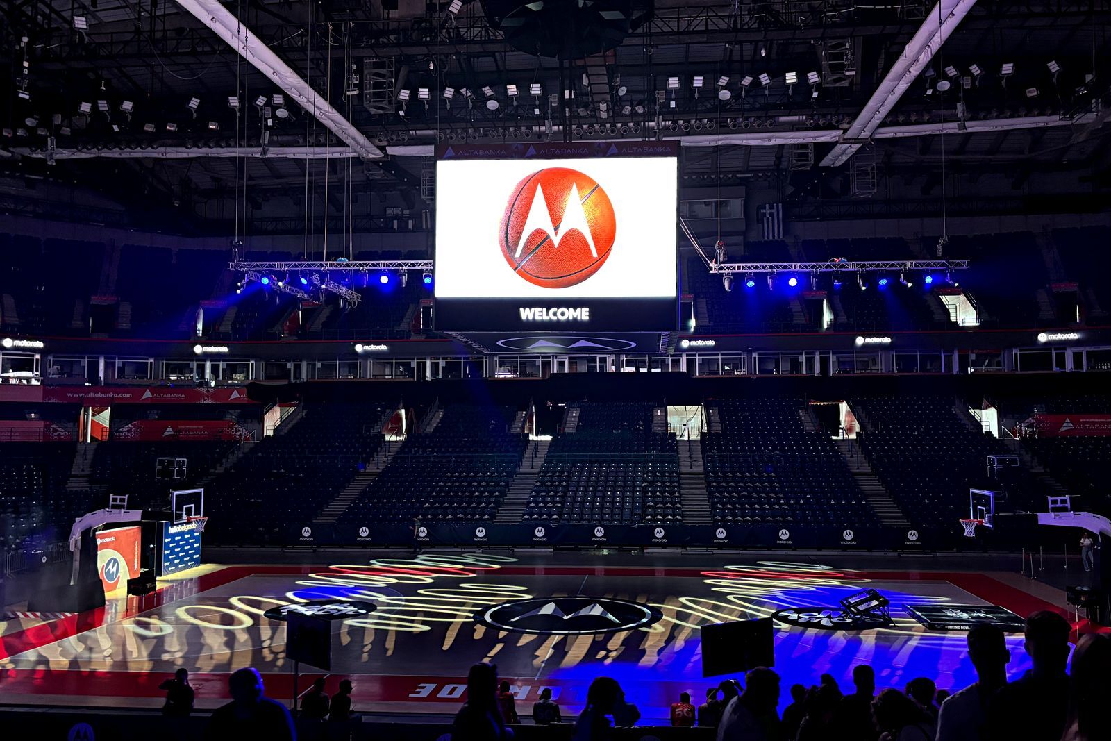 Motorola, yeni orta ve giriş seviyesi cihazlarını tanıtmak için Belgrad'da büyük bir arena kiraladı - PhoneArena'nın Görseli - Motorola: Biz RAZR'ı sunuyoruz, Apple sunmuyor