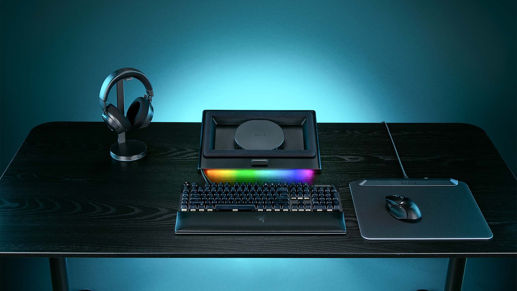 Razer Dizüstü Bilgisayar Soğutma Pedi masanın üzerinde.