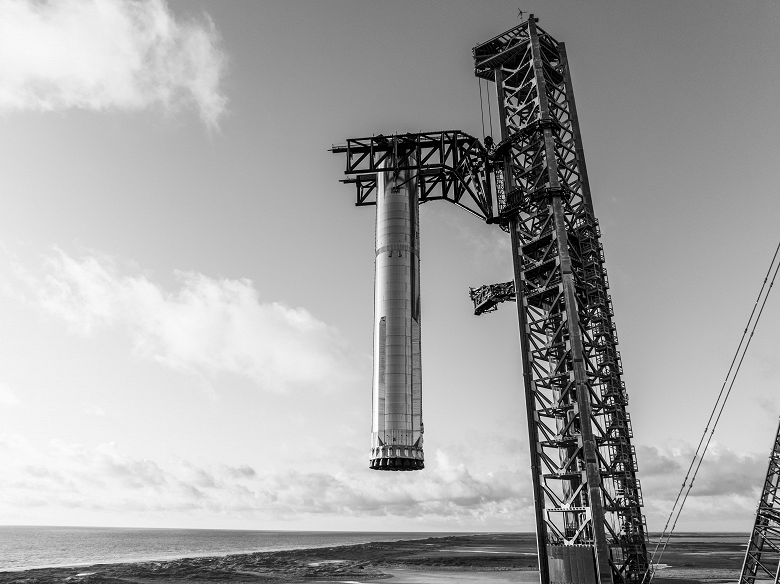 SpaceX çalışanları tarihi fotoğraflar için 140 metrelik Mechazilla'nın ayaklarına tırmandı. Starship'in beşinci lansmanı özel olacak