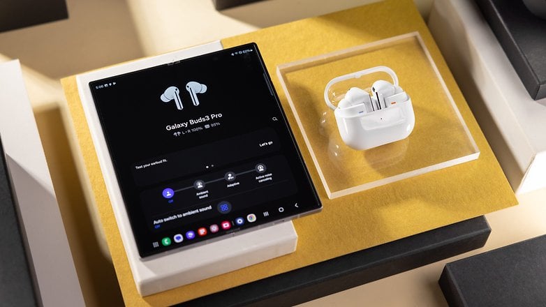 Samsung Galaxy Buds 3 Pro, açılmış Galaxy Z Fold 6'nın yanında duruyor