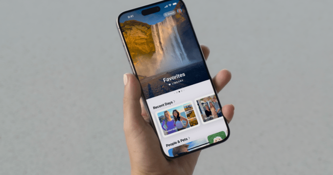 Apple Photos uygulaması iOS 18 için yenilendi. Fotoğraflar uygulamasını gösteren bir iPhone tutan el