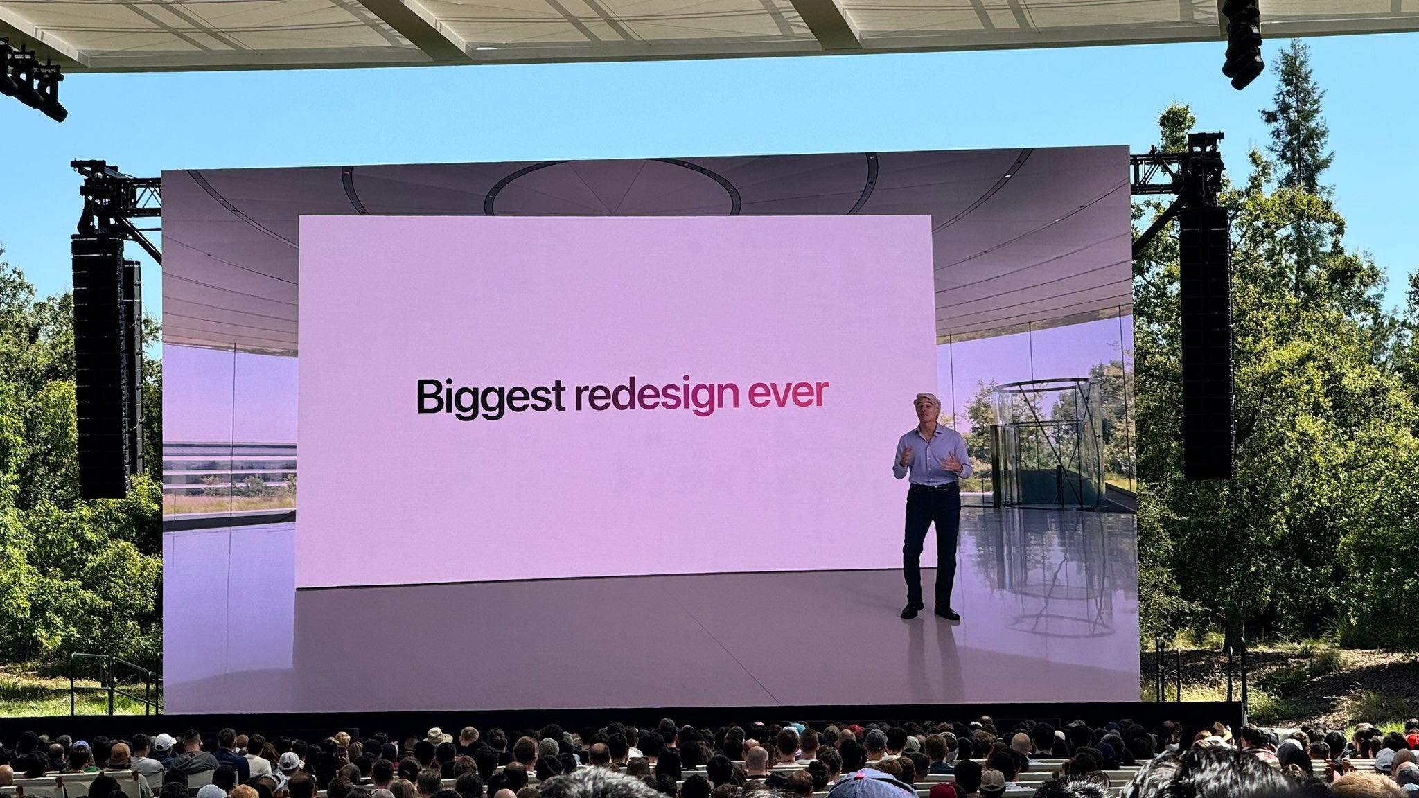 Craig Federighi Cupertino'da sahnede.