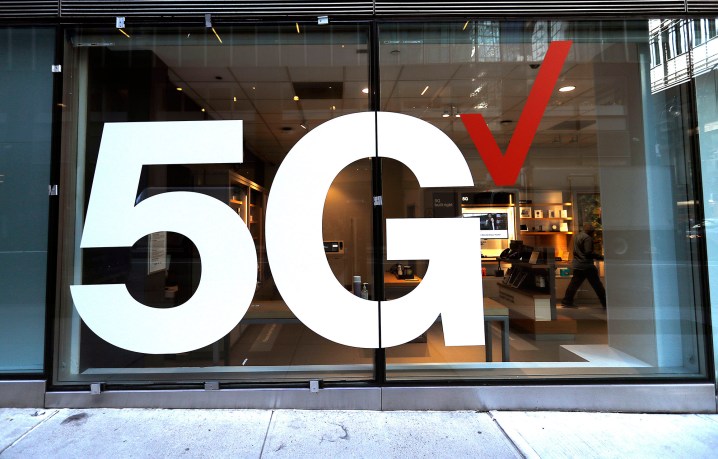 Verizon mağazasının önünde New York'taki 5G ağı sergileniyor.