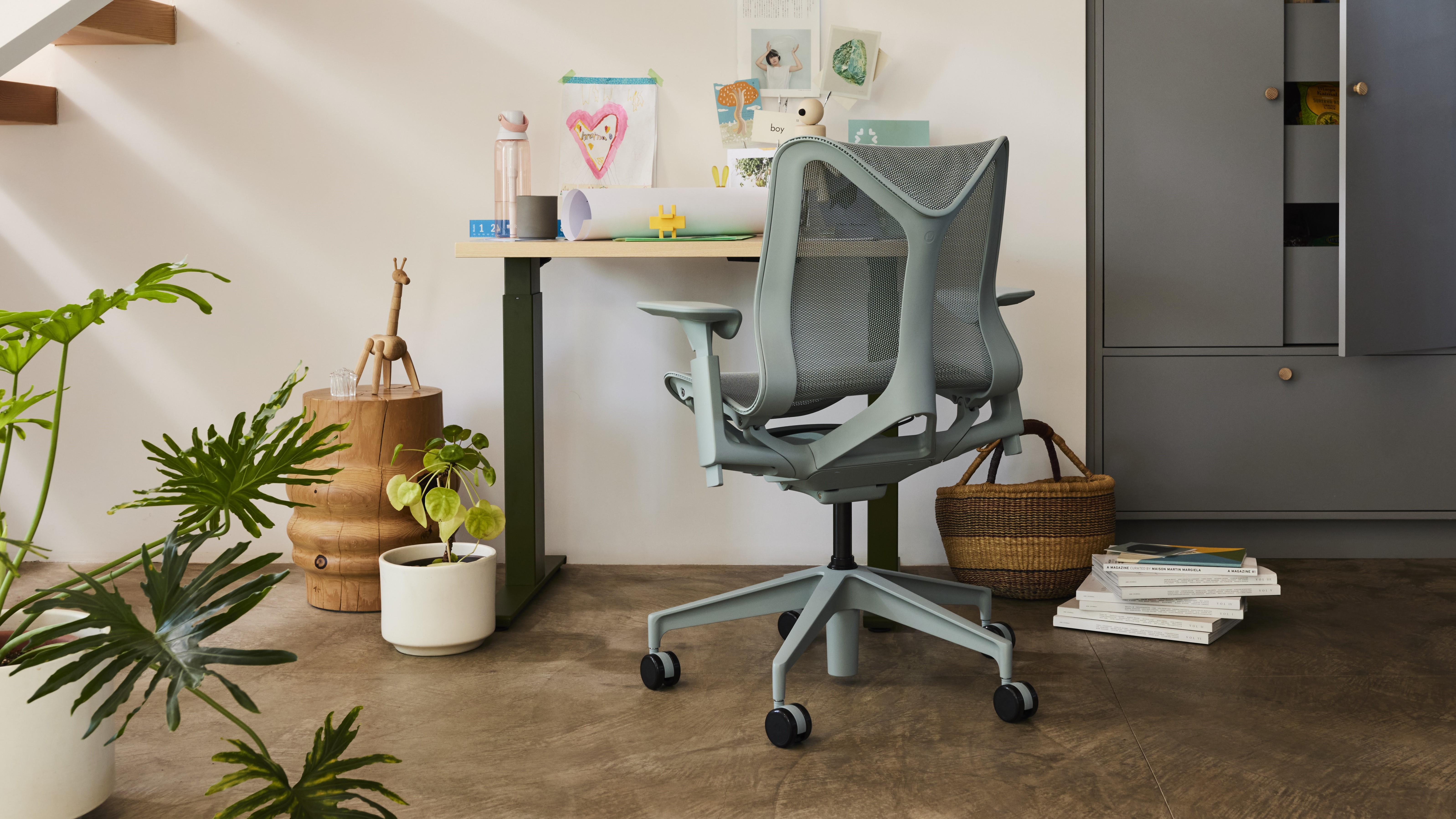 Herman Miller Cosm, bir dizi merdivenin altındaki ev ofisinde