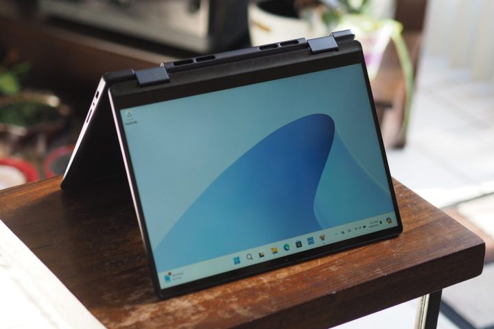 Dell Inspiron 14 2'si 1 arada (7445) çadır modunu gösteren önden görünüm.