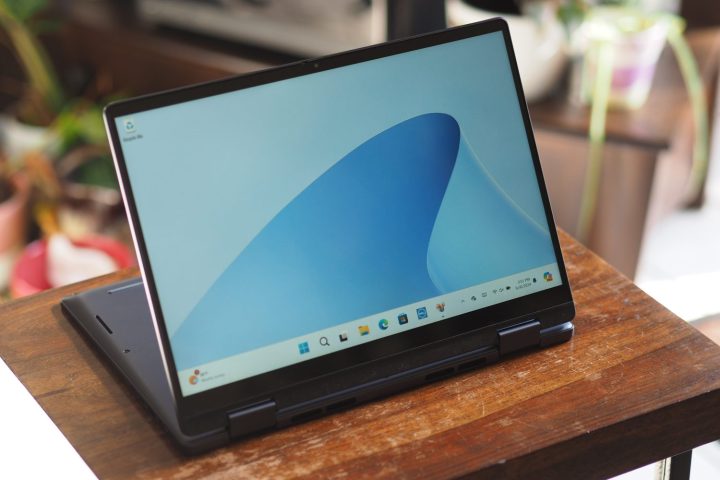 Dell Inspiron 14 2'si 1 arada (7445) ekranı gösteren önden görünüm.