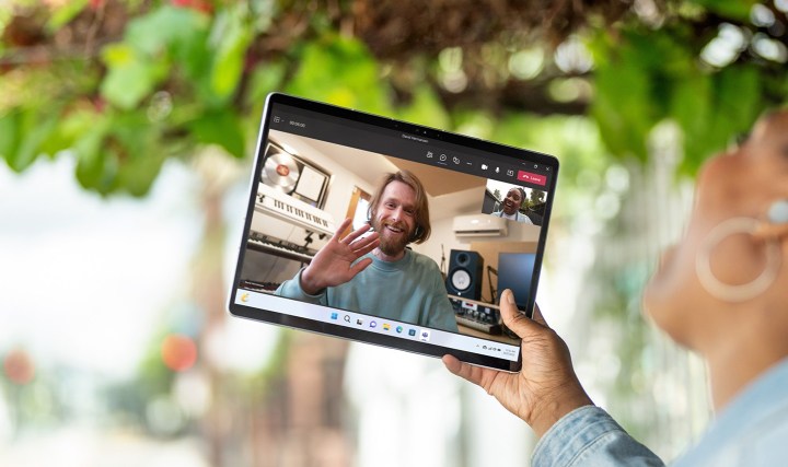 Surface Pro 9 tablette bir video görüşmesi.