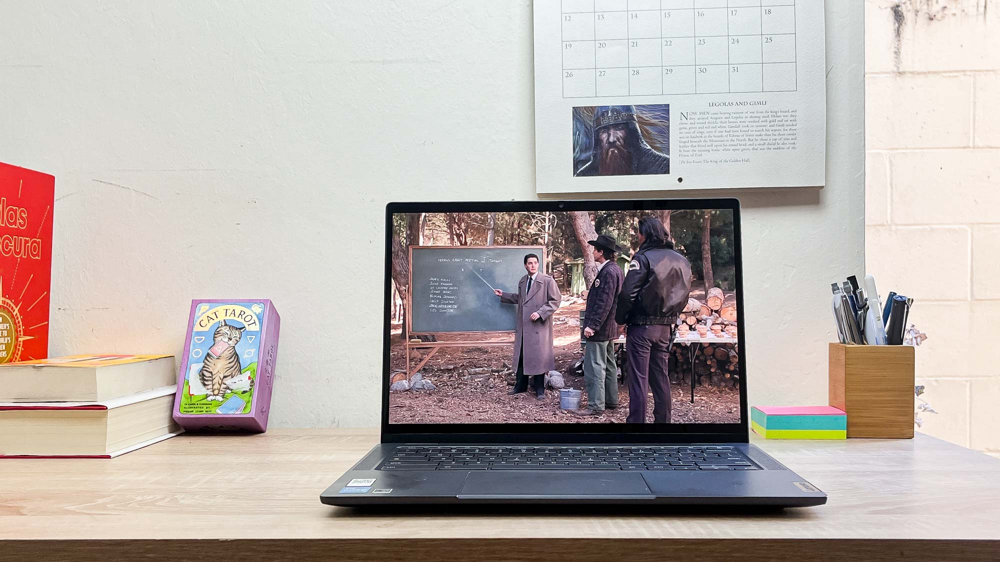 Masa üzerinde Lenovo Flex 5i Chromebook Plus inceleme ünitesi