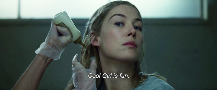 Gone Girl'de bir kadın saçını boyuyor.