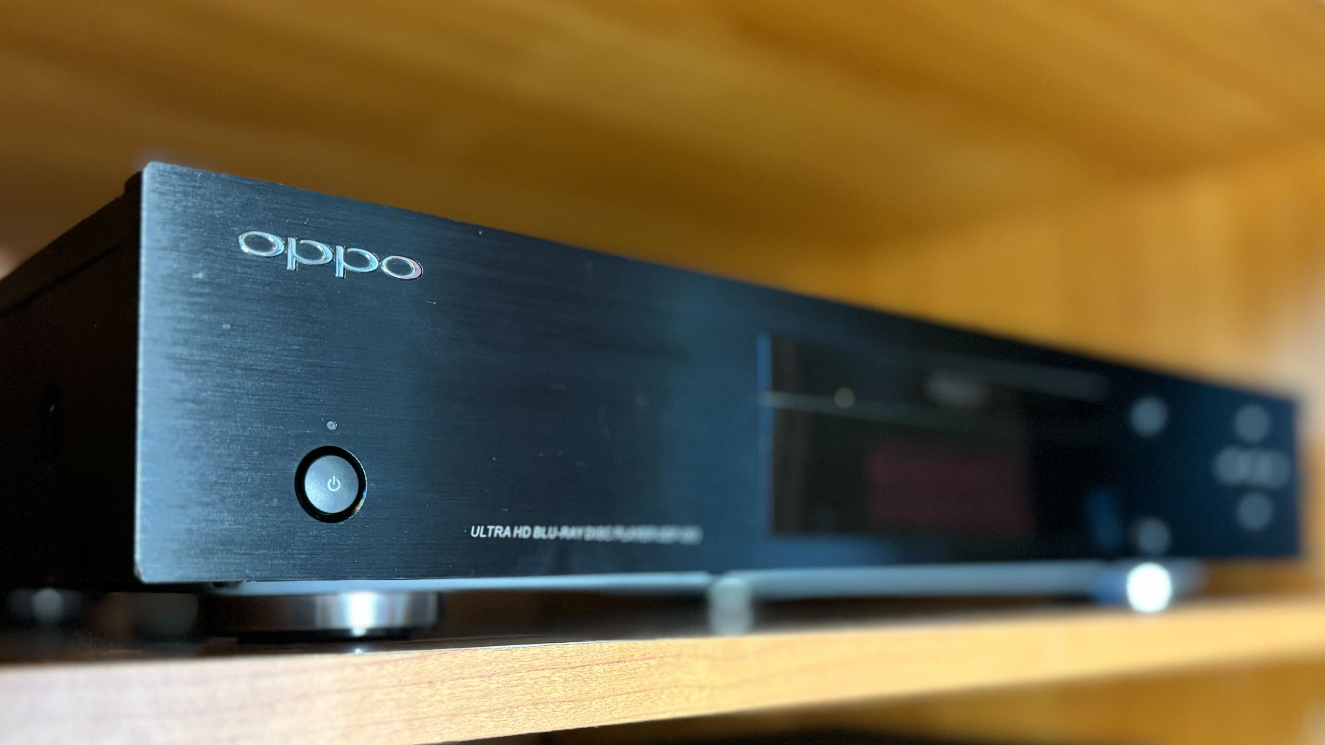 Oppo UDP-203 bir medya dolabında.