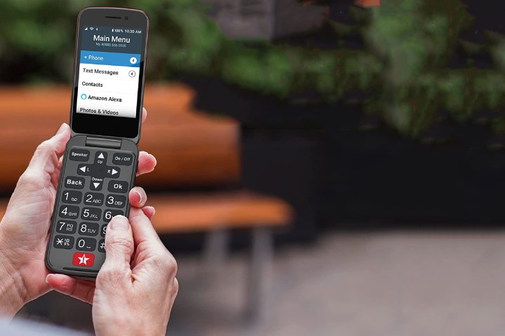 Bir kişi Jitterbug kapaklı telefonunu tutuyor.