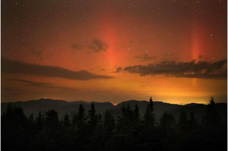 Güneş patlamaları Kuzey Yarımküre'nin tepesinde soluk auroralara neden olabilir