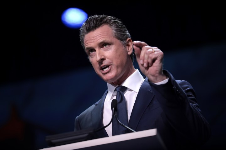 CA Valisi Gavin Newsom bir konferansta konuşuyor