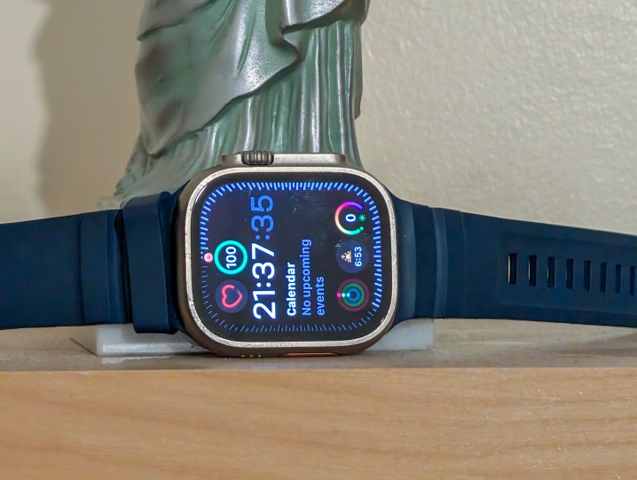 Yatay modda Apple Watch Ultra 2 ana ekranı.