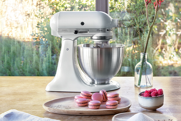 Mutfak tezgahı üzerinde KitchenAid zanaatkar mini stand mikseri