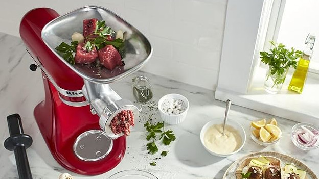 Mutfakta kıyma makinesi bulunan Red KitchenAid