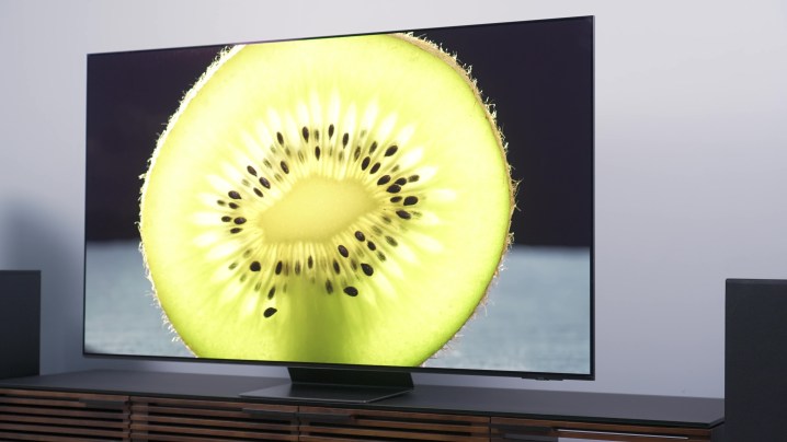 Samsung S95C OLED TV'de kivi kesitinin yakından görünümü.