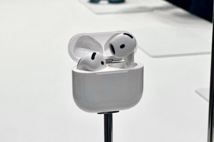 Apple AirPods 4 şarj kutusunda.