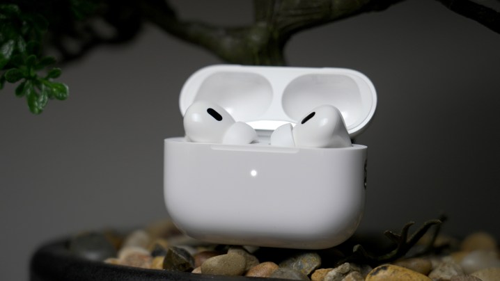 Apple AirPods Pro 2, USB-C ve MagSafe kutusunda.