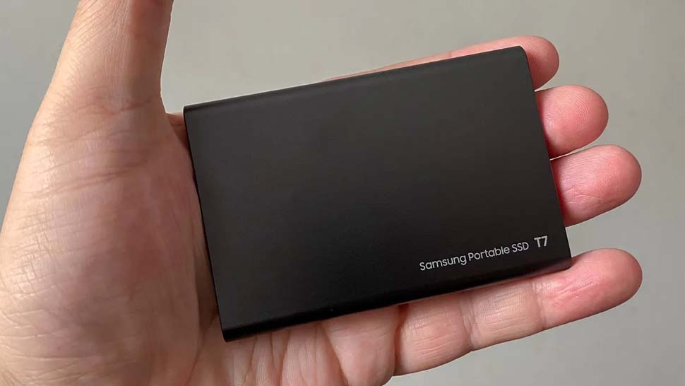 Samsung T7 SSD elinde öne doğru bakıyor.