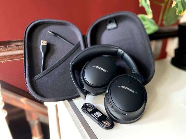 Bose QuietComfort 45 gürültü önleyici kulaklık, kutu ve aksesuarlarla birlikte.