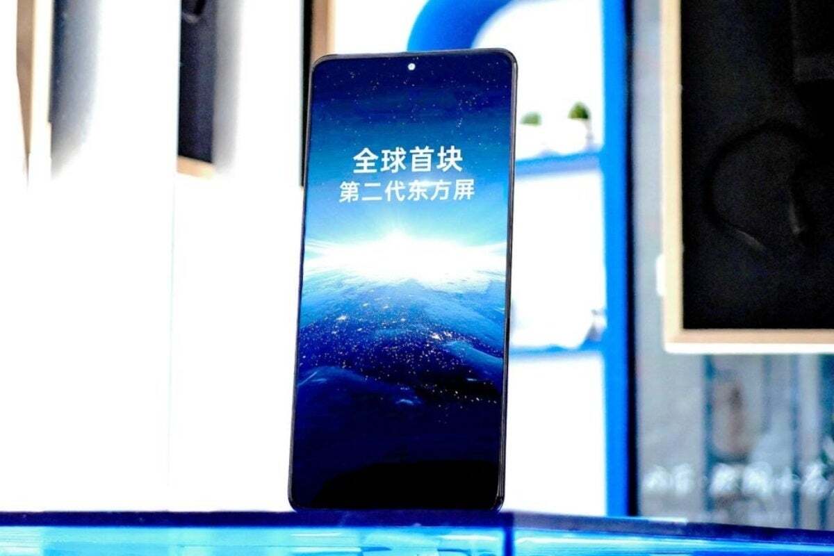 Weibo'daki BOE teaserı, OnePlus 13'ün ön paneli gibi görünen şeyi gösteriyor. | Resim kredisi-Weibo - Qualcomm'un tanıtım videosunda OnePlus 13'ün arka kısmı ortaya çıkıyor