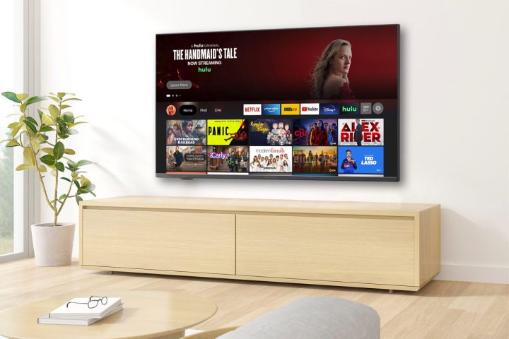 Insignia 50 inç F30 Serisi 4K Smart Fire TV, oturma odasında asılı duruyor.