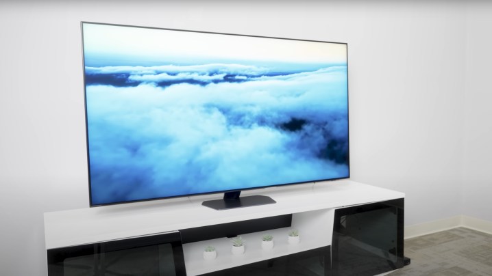 Samsung QN90D TV'de bulutlarla kaplı gökyüzünün yukarıdan görünümü.