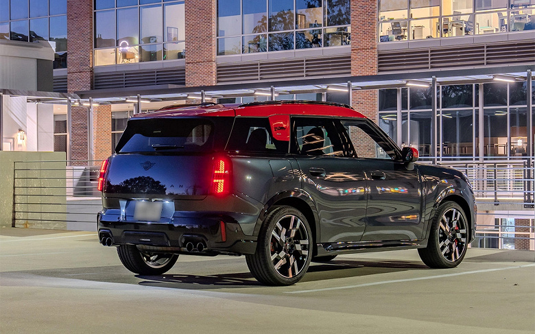 Dört tekerlekten çekişli ve 300 beygir gücünde bir motorla en havalı Mini Countryman Rusya'ya getirildi