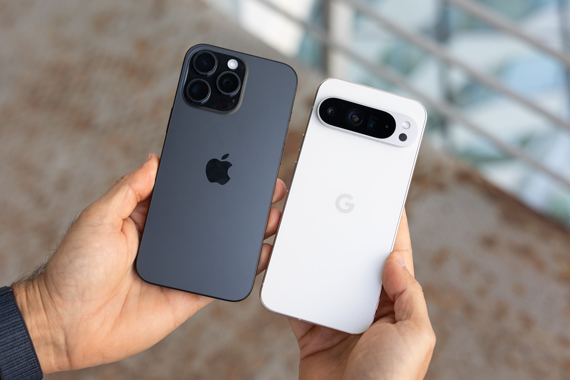 iPhone 16 Pro Max ve Google Pixel 9 Pro XL'nin tek elde tutulduğu görüntü