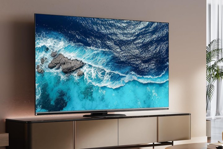 Oturma odası ortamında Hisense 65 İnç Sınıf U8 Serisi Mini LED TV.