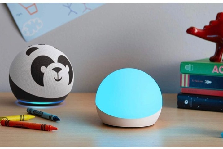 Echo Dot çocukları (Panda) çocuk masasında Echo Glow'la birlikte.