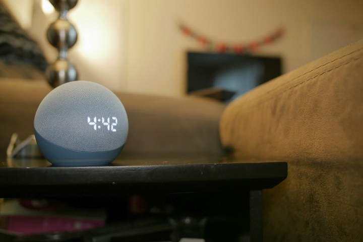Amazon Echo Dot (4. Nesil) ve Masada Saat