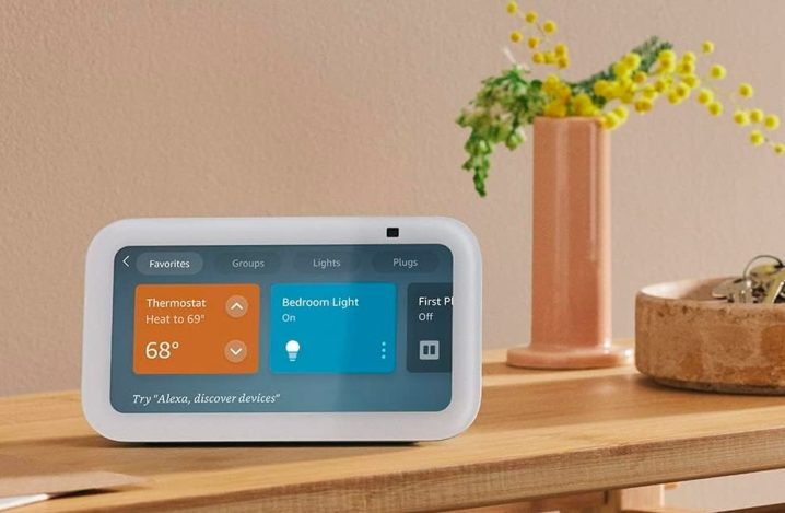 Amazon Echo Show (3. Nesil) bir masada.